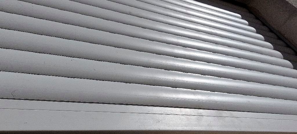 Detalle de lamas de aluminio de la persiana